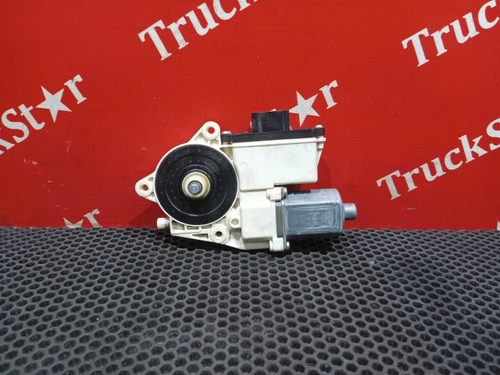 Моторчик стеклоподъемника правый 2019г.