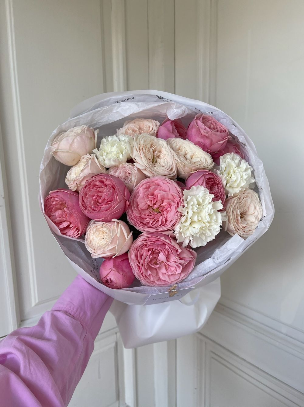 Букет сборный с яркой и нежной кустовой пионовидной розой