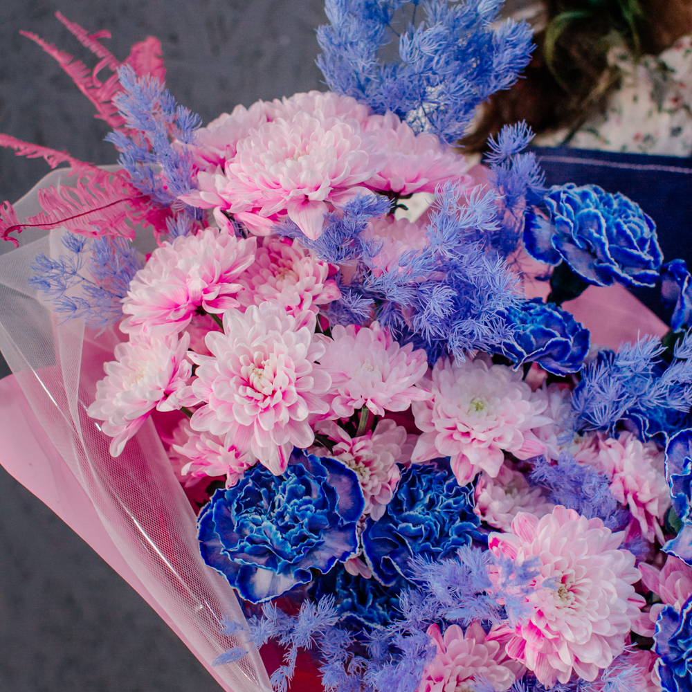 112. Стильный синий букет с розовой хризантемой