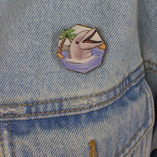 Деревянный значок. Дельфин