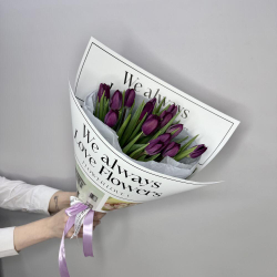15 фиолетовых тюльпанов в стильной упаковке