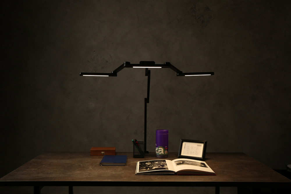 Светильник FRIENDME бестеневой настольный на струбцине светодиодный No. 2 белый с тройным источником света. Яркость - 1270 lum. 24W.