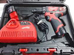 Аккумуляторная дрель-шуруповерт Milwaukee M12 BDD-202C