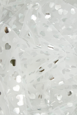 Фатин средней жёсткости фольгированный белый с серебристыми сердечками метражом