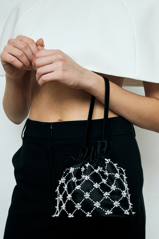 Сумочка из черного атласа с жемчужной сеткой