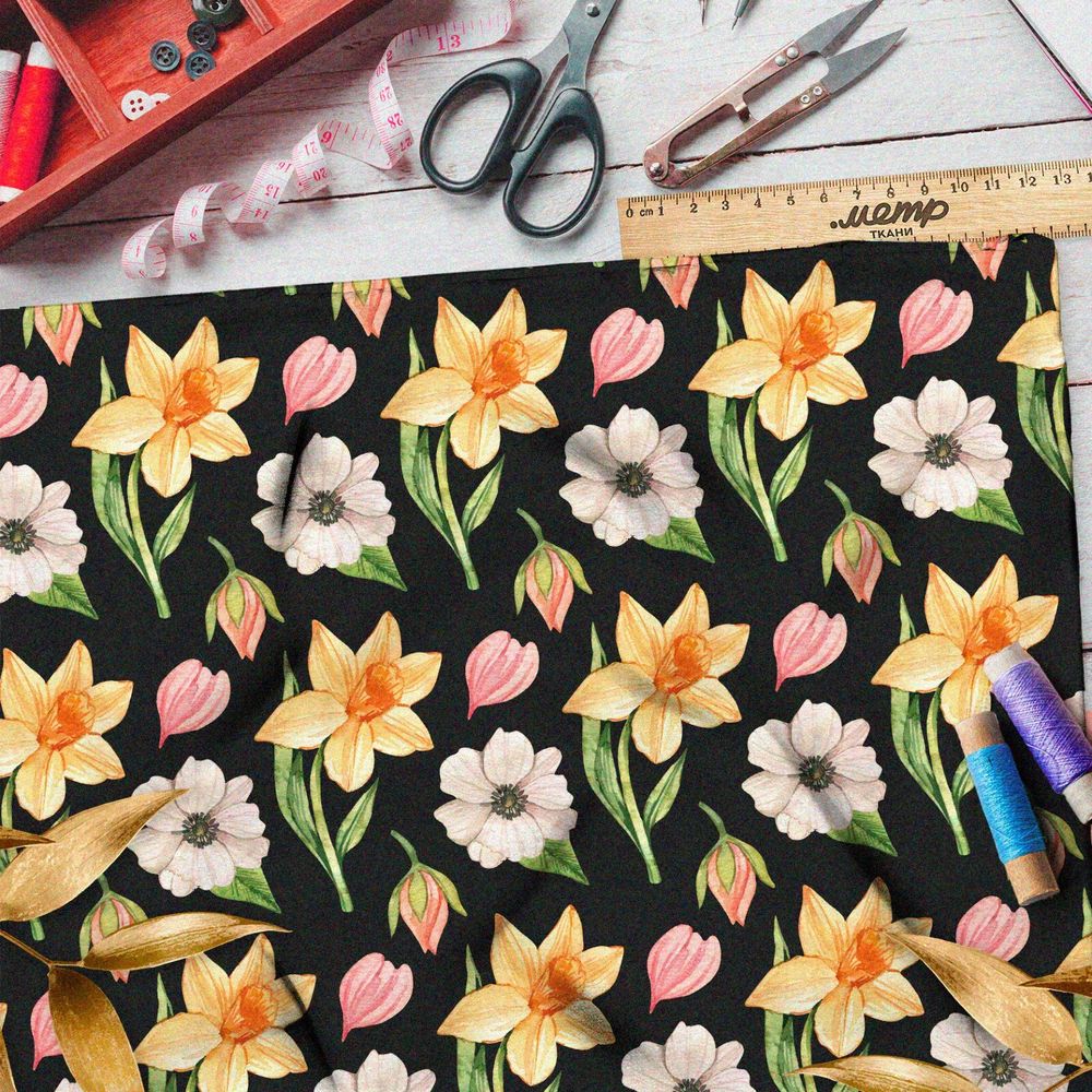Ткань мембрана жёлтые нарциссы на чёрном фоне