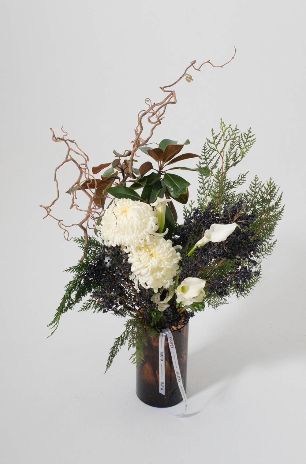 стильный букет с хризантемой Виена и каллами