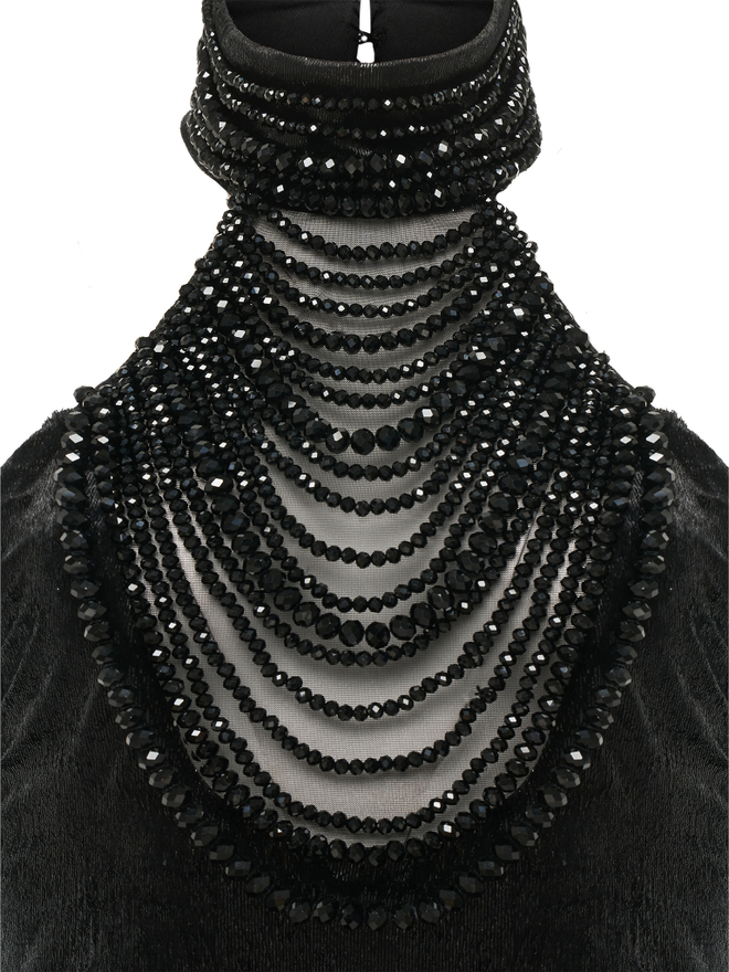 Черное платье с каскадным декольте из кристаллов