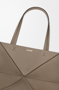 Loewe Большая сумка-тоут Puzzle Fold из мягкой зернистой телячьей кожи, серо-коричневый