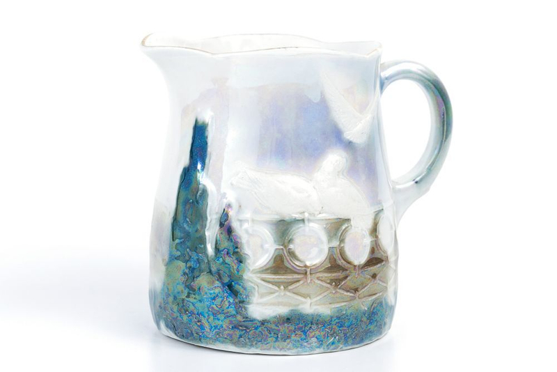 Молочник в стиле модерн с изображением белых голубей