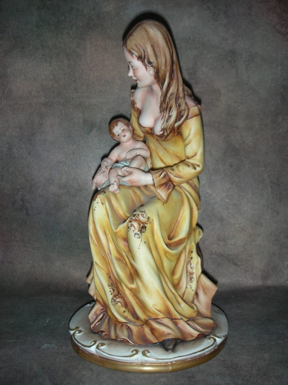 Статуэтка. Фарфор. Материнство. Capodimonte. Италия