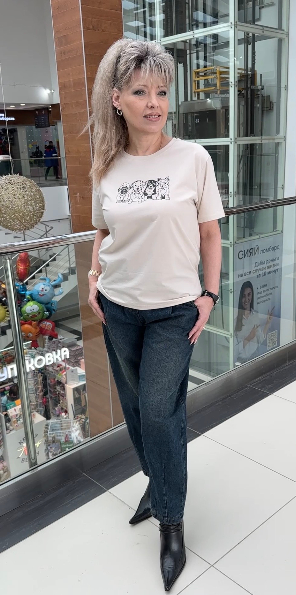 Джинсы-джоггеры темно-синего цвета.