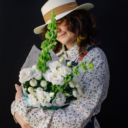 11. Стойкий букет в современном стиле с молюцеллой