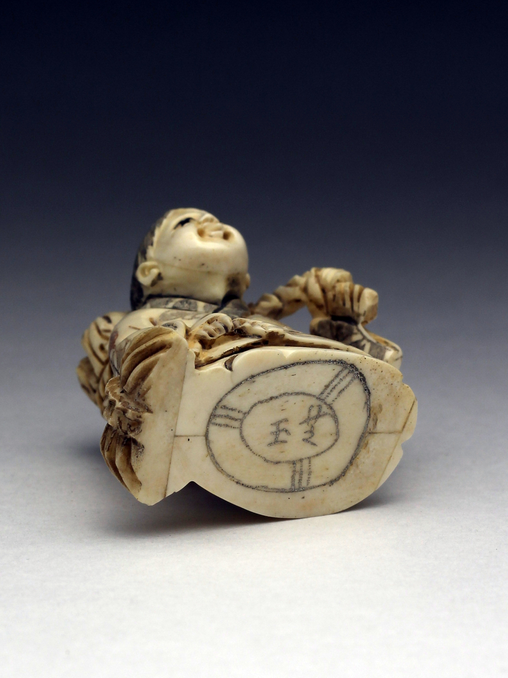 Нэцкэ Ребенок с хворостом