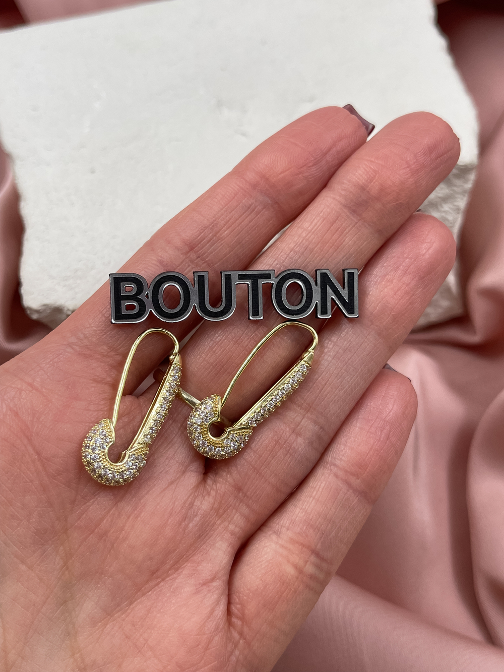 Серьги золотистые в форме "Булавки" в стразах