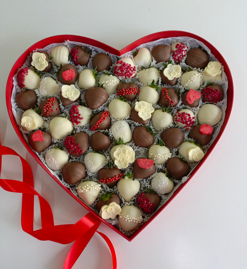 Большое сердце из клубники в шоколаде 40 см