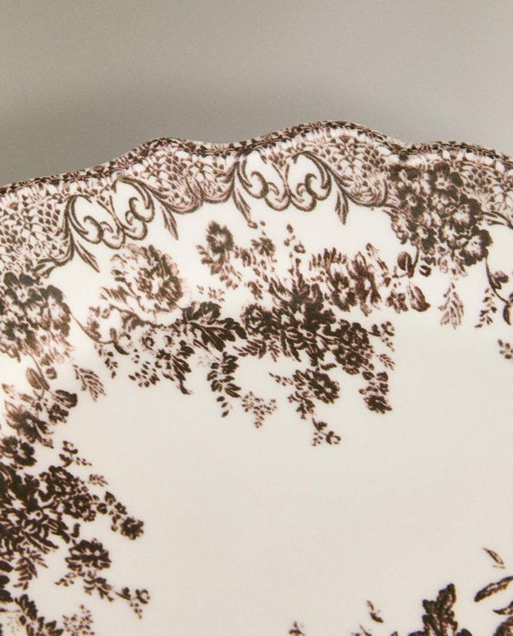 ZARA HOME БЛЮДО ИЗ ФАЯНСА С ЦВЕТОЧНЫМ УЗОРОМ, КОРИЧНЕВЫЙ