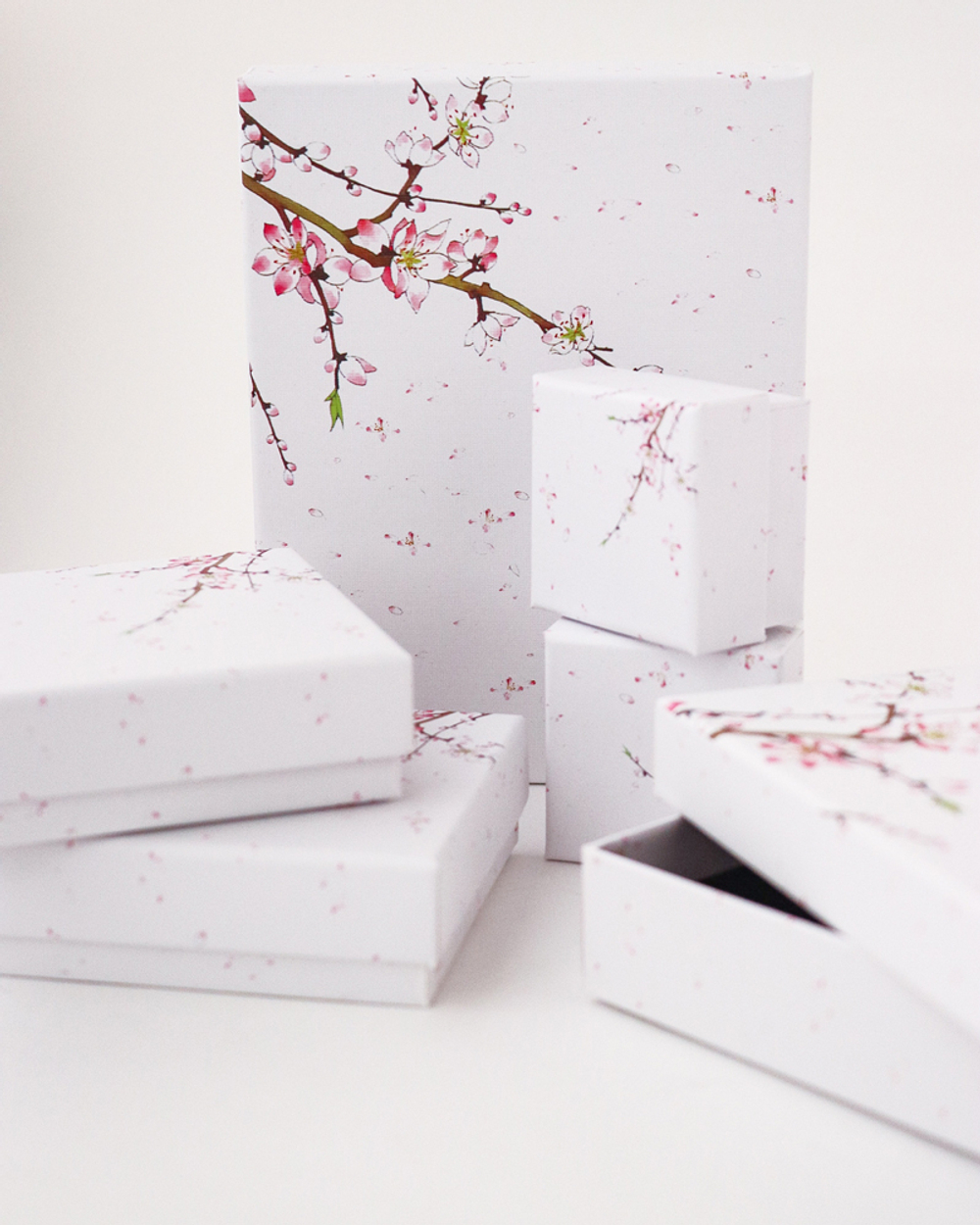 Картонный футляр серии «Цветущая яблоня» для ювелирного подарка.
