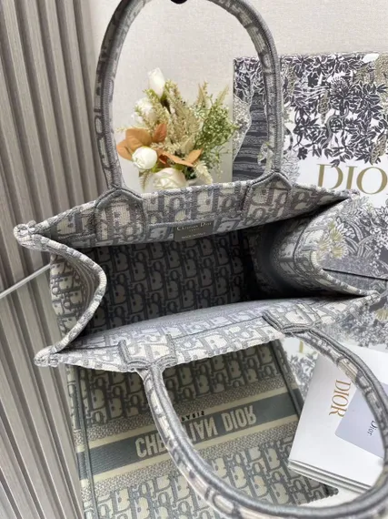 Сумка Dior Book Tote, светло-серый