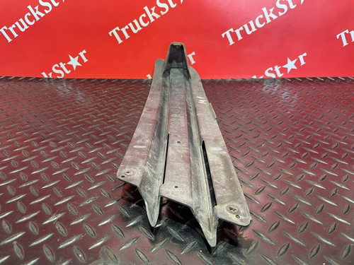 Заглушка бампера правая