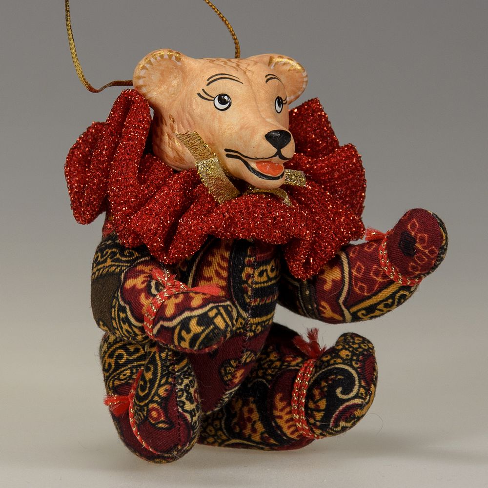 Ёлочная игрушка Медвежонок с кружевным воротником