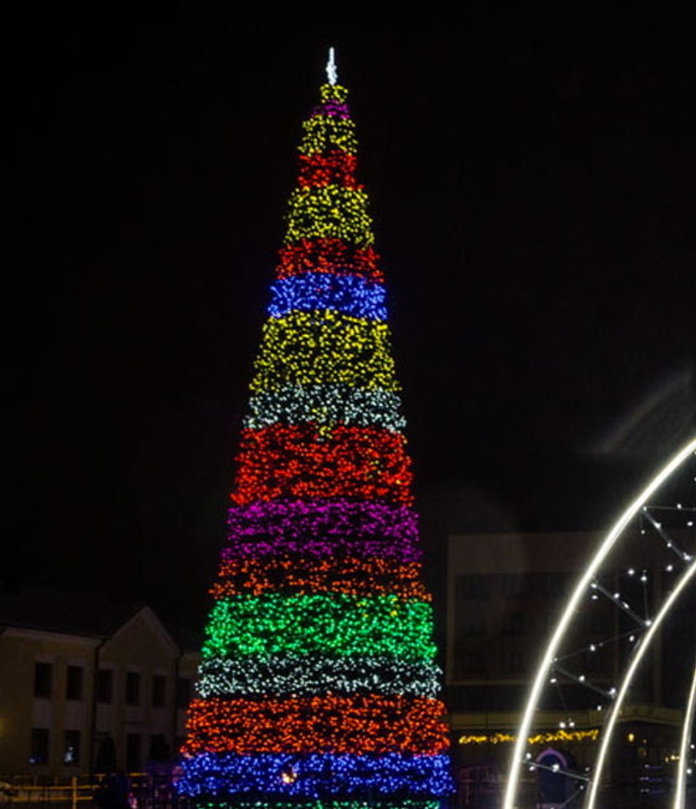 Светодинамическая елка каркасная-узкая с встроенной гирляндой "Евро-2" 20 м