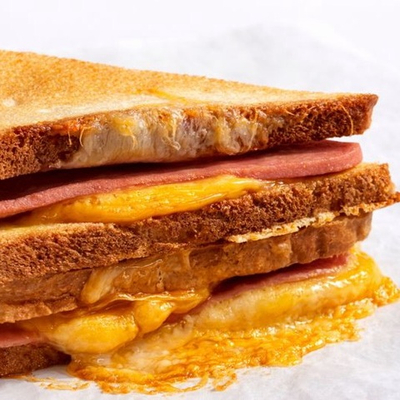 Сэндвич четыре сыра с ветчиной