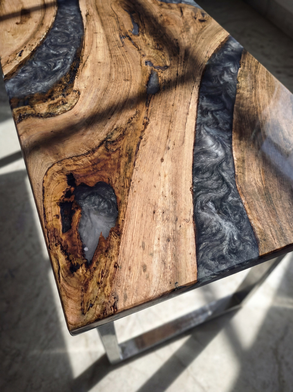 Стол из ореха с эпоксидной смолой