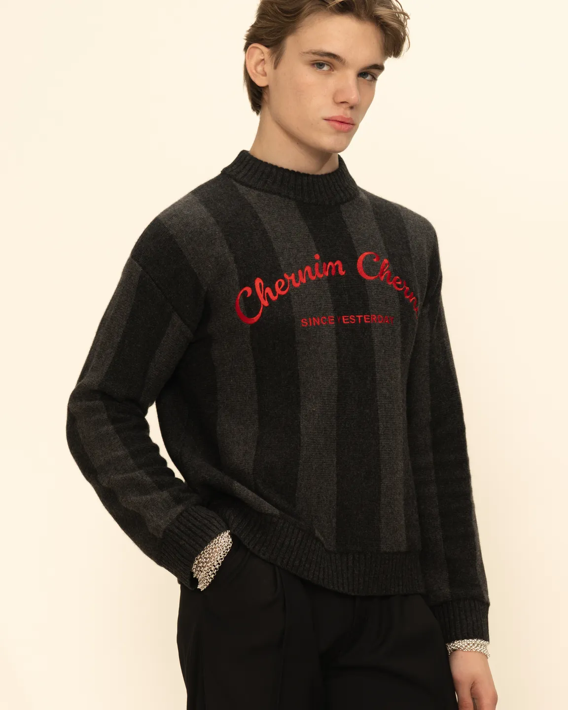 Черный свитер 