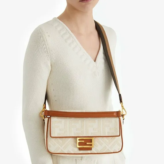 Сумка Fendi Baguette из холщовой ткани Ff белого цвета