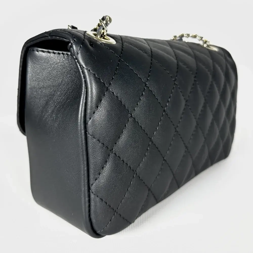 Женская сумка с цепочкой из натуральной кожи черного цвета