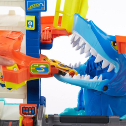Hot Wheels City - Набор «Нападение акул в городской гавани» с игрушечным автомобилем HDP06
