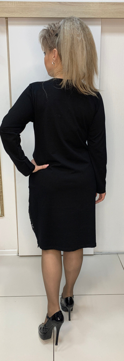 Трикотажное черное платье со стразами и ажурным низом