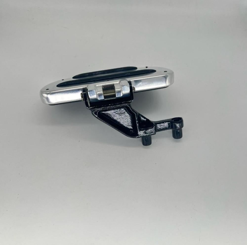 Платформа пассажирская с кронштейном (левая) Yamaha XVZ1300 Royal Star 4YE-27430-00