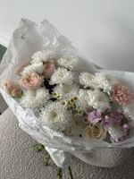 Букет сборный из хризантемы, маттиолы, ромашки и кустовых пионовидных роз