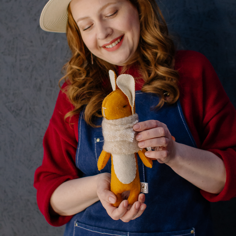 Игрушка ручной работы Зайчик