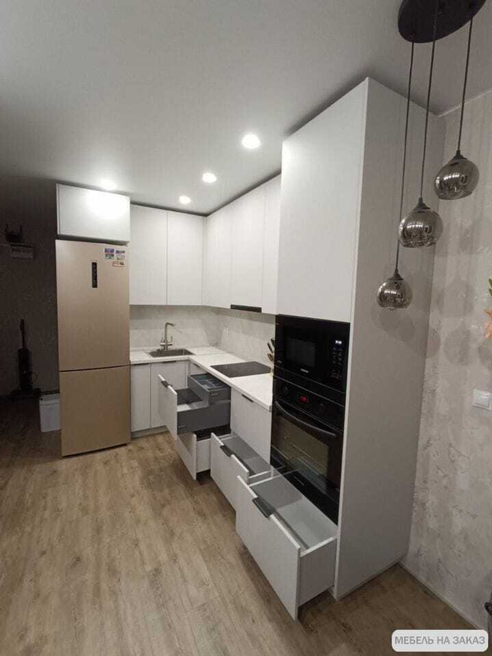 Угловая кухня в потолок