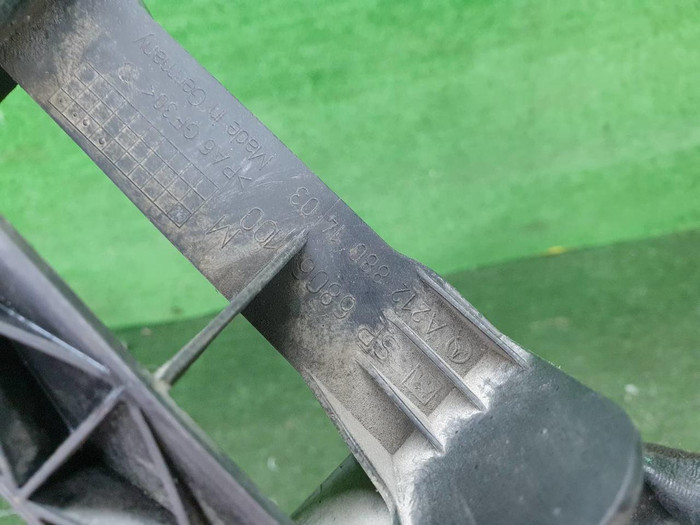 Кронштейн решетки радиатора Mercedes E W212 (2009-2016)