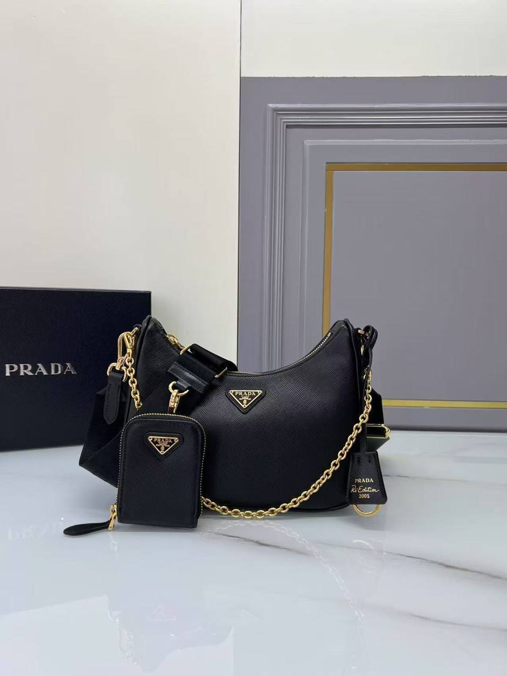 Женская мини-сумка Prada Re-Edition Saffiano leather mini-bag черного цвета с логотипом