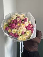 Моно букет из кустовых пионовидных роз