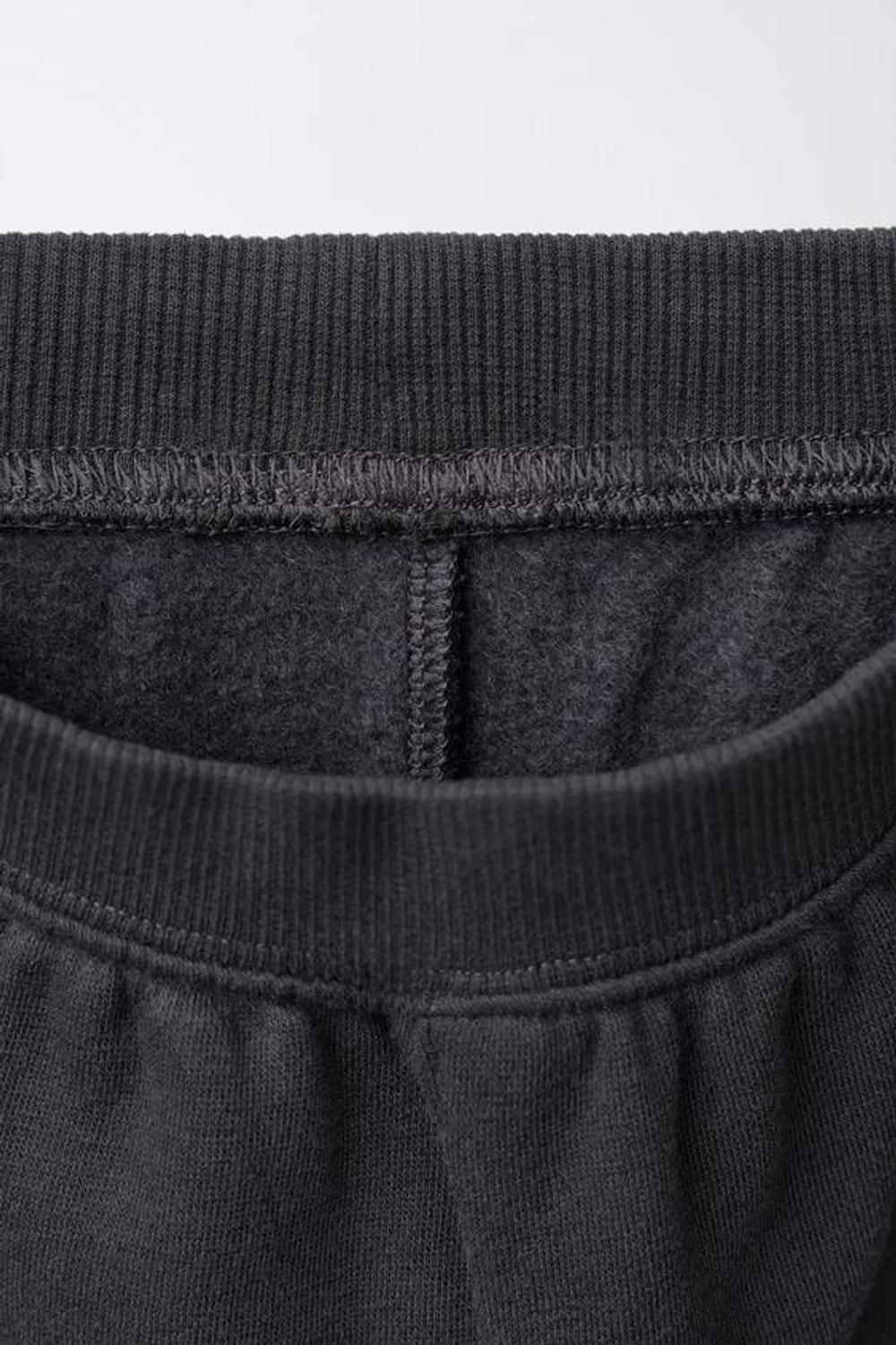 ZARA КОМПЛЕКТ ИЗ ТОЛСТОВКИ И БРЮК-ДЖОГГЕРОВ, ТЕМНЫЙ СВИНЕЦ