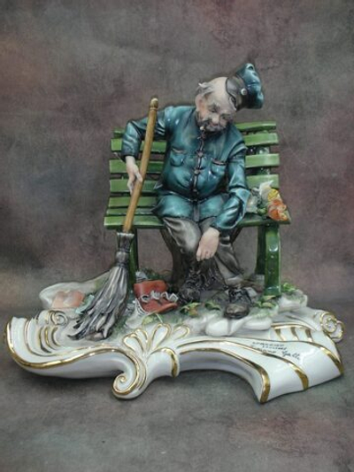 Статуэтка. Фарфор. Тихий страж двора. Capodimonte. Италия