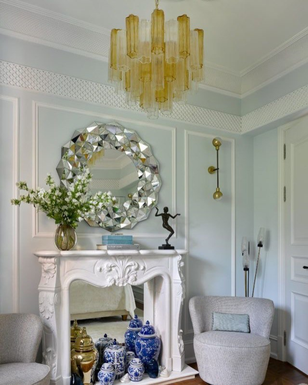 Многоярусная люстра в тёплом жёлтом оттенке