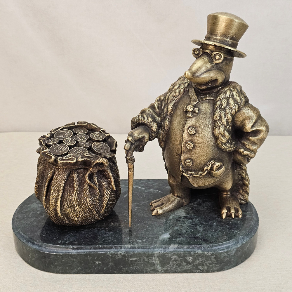Денежный крот-банкир из бронзы