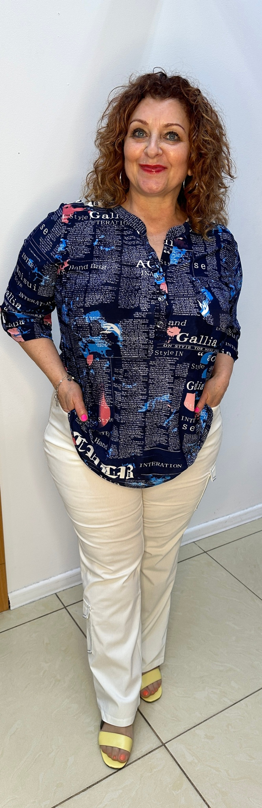 Рубашка-туника с газетным принтом на большие размеры