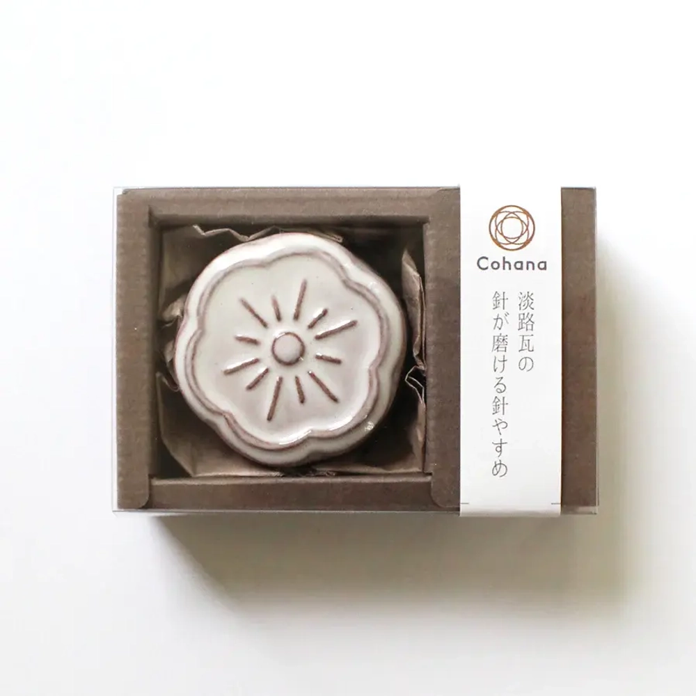 Магнитная игольница с полировщиком для игл Awaji Kawara Cohana, цвет белый