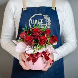 Шляпная коробка с красной розой