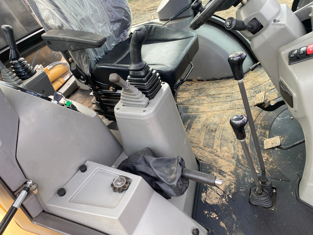 TAVR 695* Экскаватор-погрузчик 695BL (Дизельный, 3,9 л, 102 л.с., АТ)