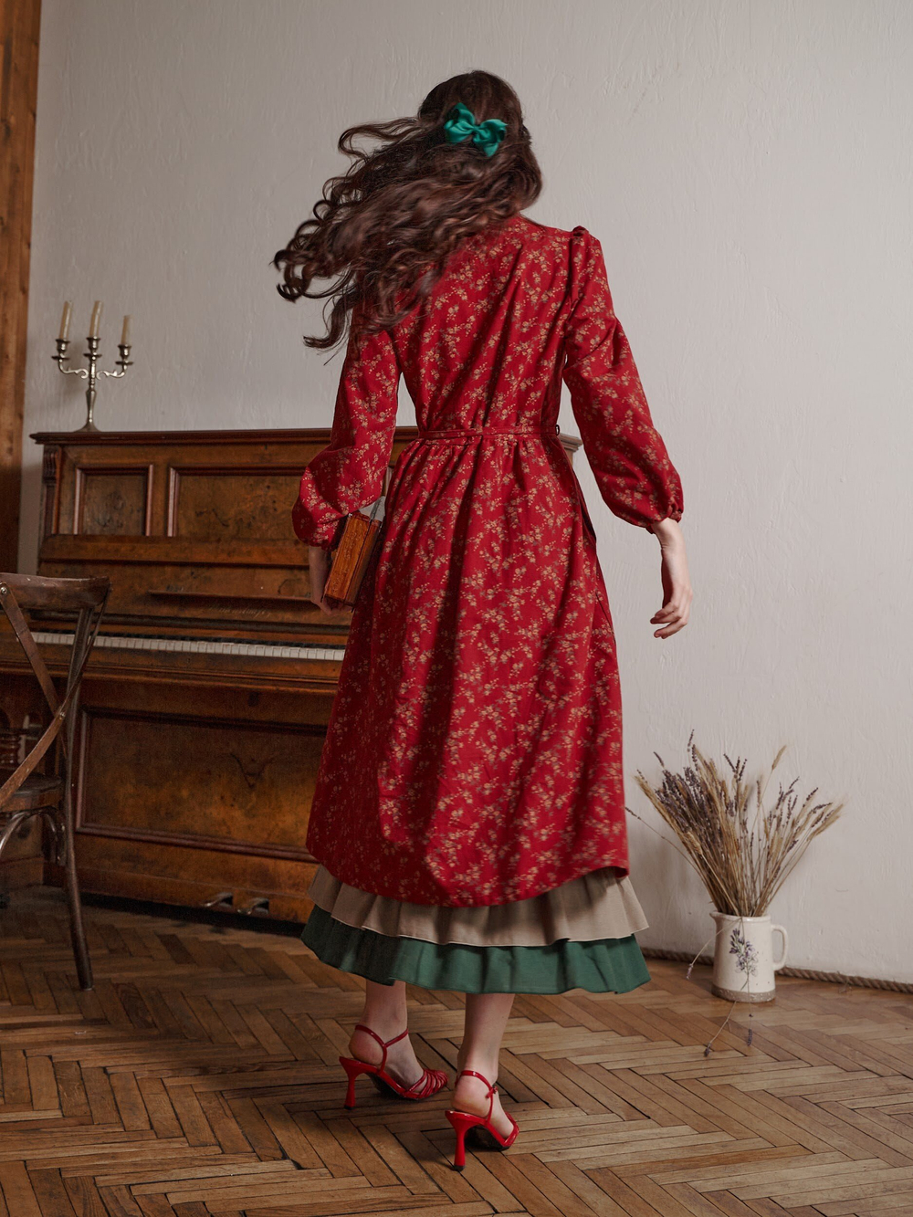 Платье с воротником стойкой