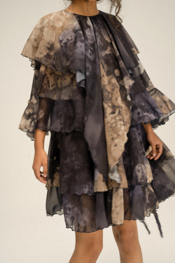 Платье с рюшами в акцентной ткани